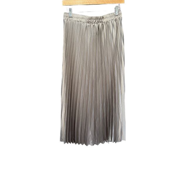 NWT Chic Metallic Silver Pleated Holiday Skirt, Size Medium - Picture 6 of 7